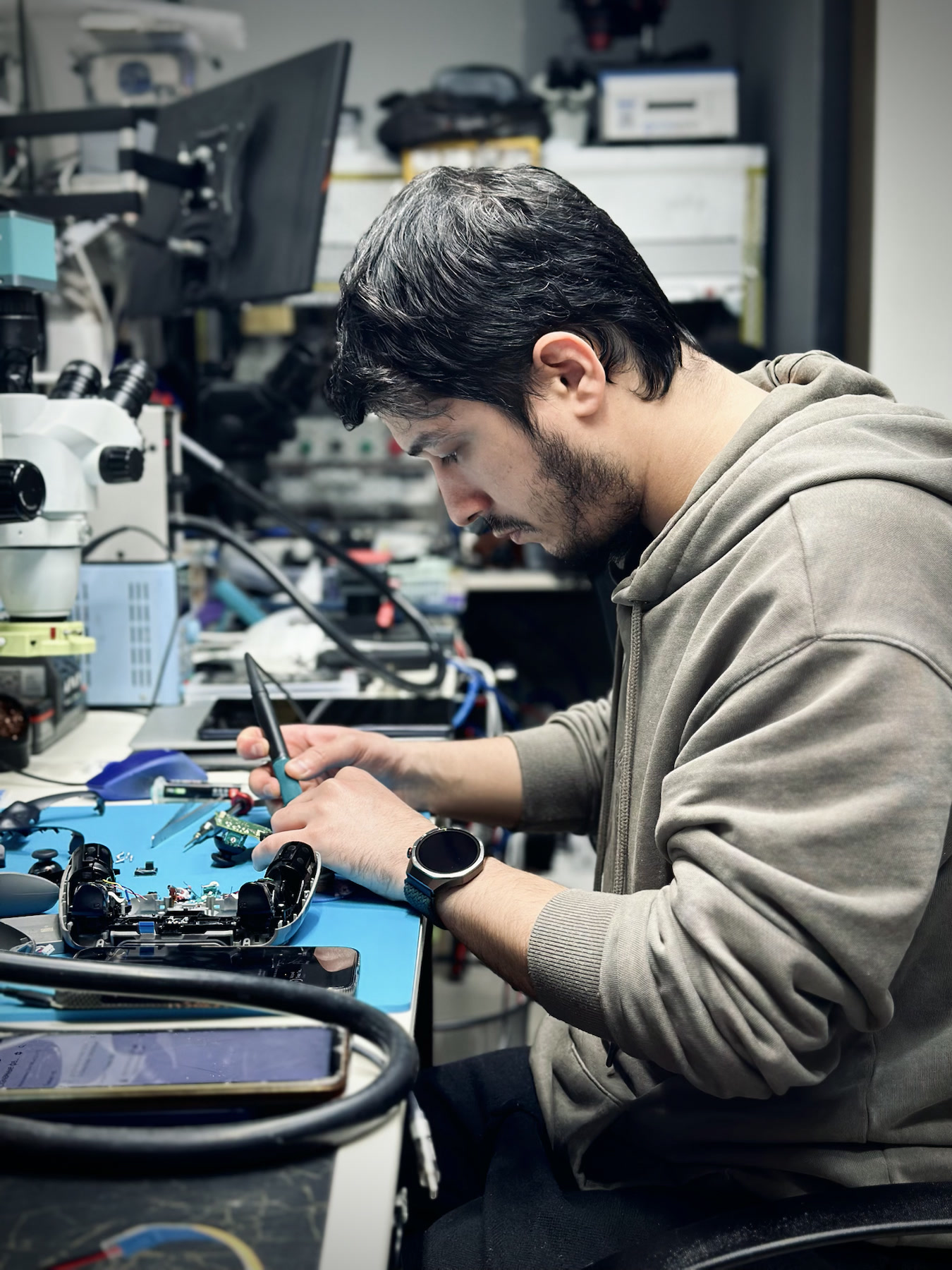 Абдурахман за ремонтом электроники в мастерской